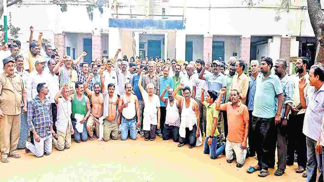 గోవాడ షుగర్స్ కార్మికుల ఆందోళన