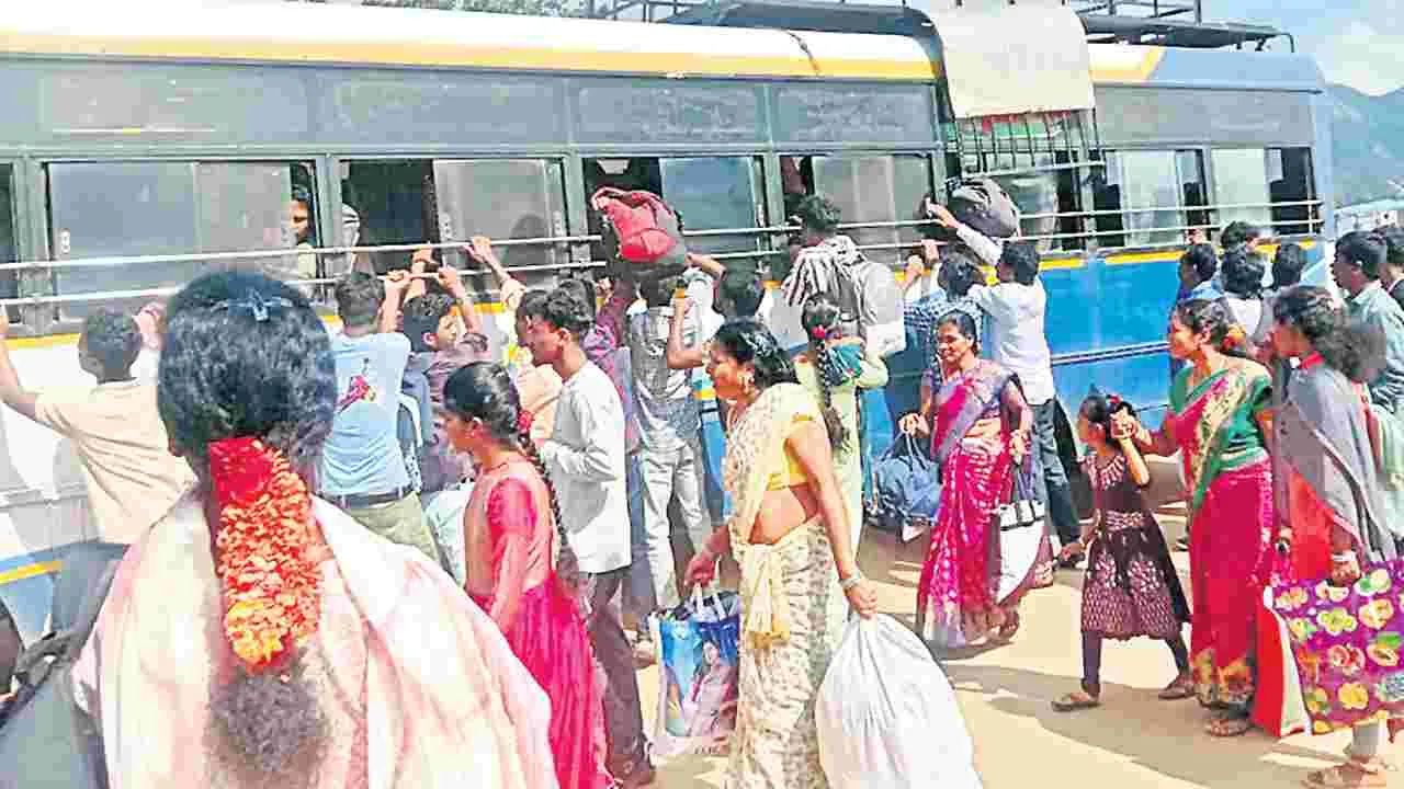 తిరుగు ప్రయాణికులతో రద్దీ
