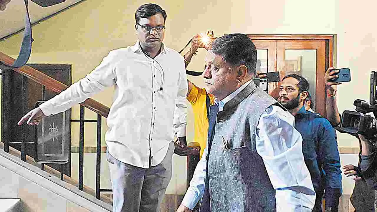 Arvind Kumar: నిబంధనలు తెలిసిన మీరు.. ఎలా ఉల్లంఘించారు? 