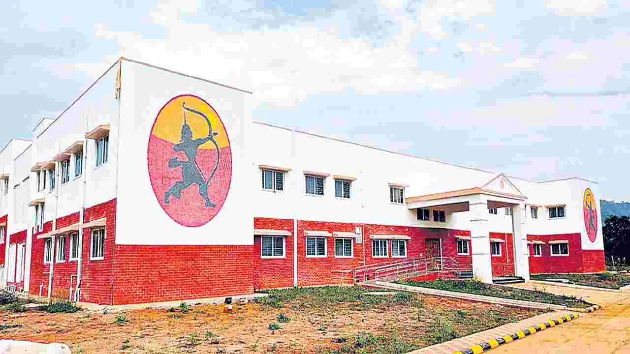 ఆదివాసీ విద్యార్థులకు కార్పొరేటు విద్య