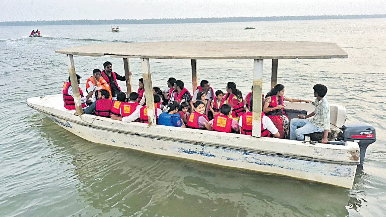 యానాం బీచ్కు పర్యాటకుల తాకిడి