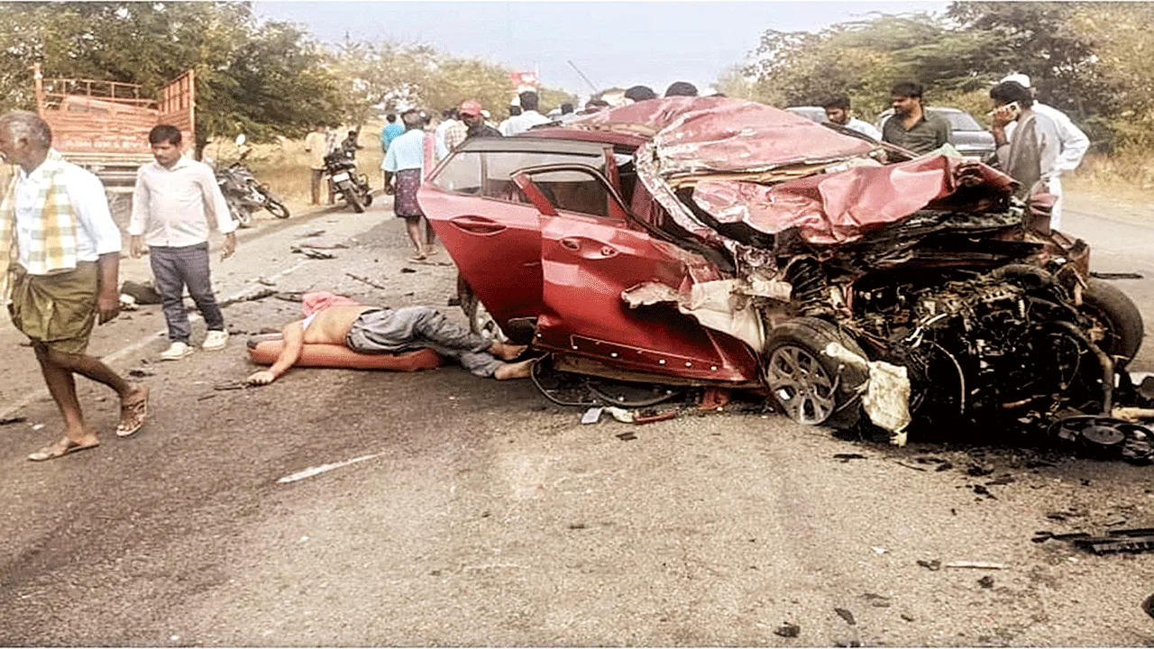 రక్తమోడిన రహదారి