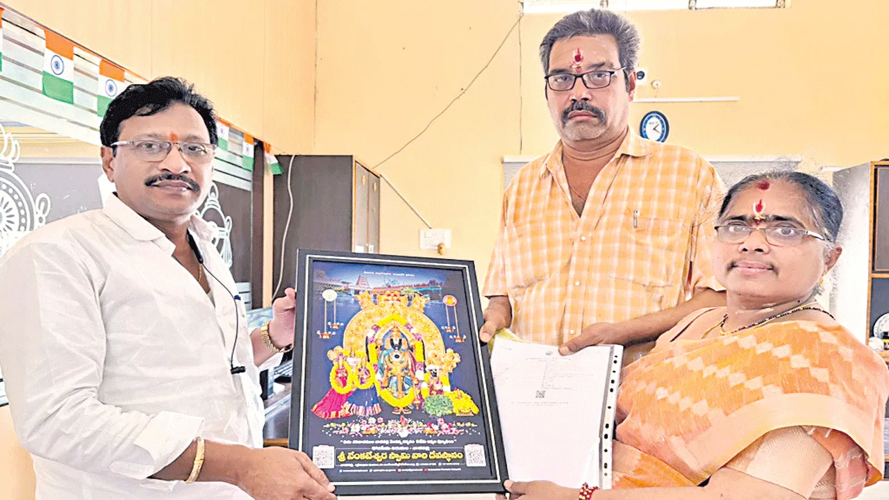 వెంకన్న ఆలయంలో భక్తుల కిటకిట
