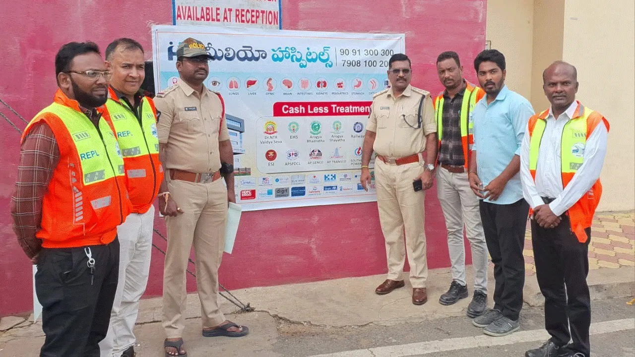 రోడ్డు భద్రత నియమాలు పాటించాలి