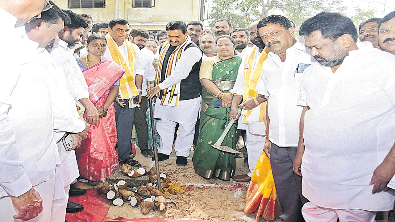 రాజకీయాలకతీతంగా ఇందిరమ్మ ఇళ్లు మంజూరు