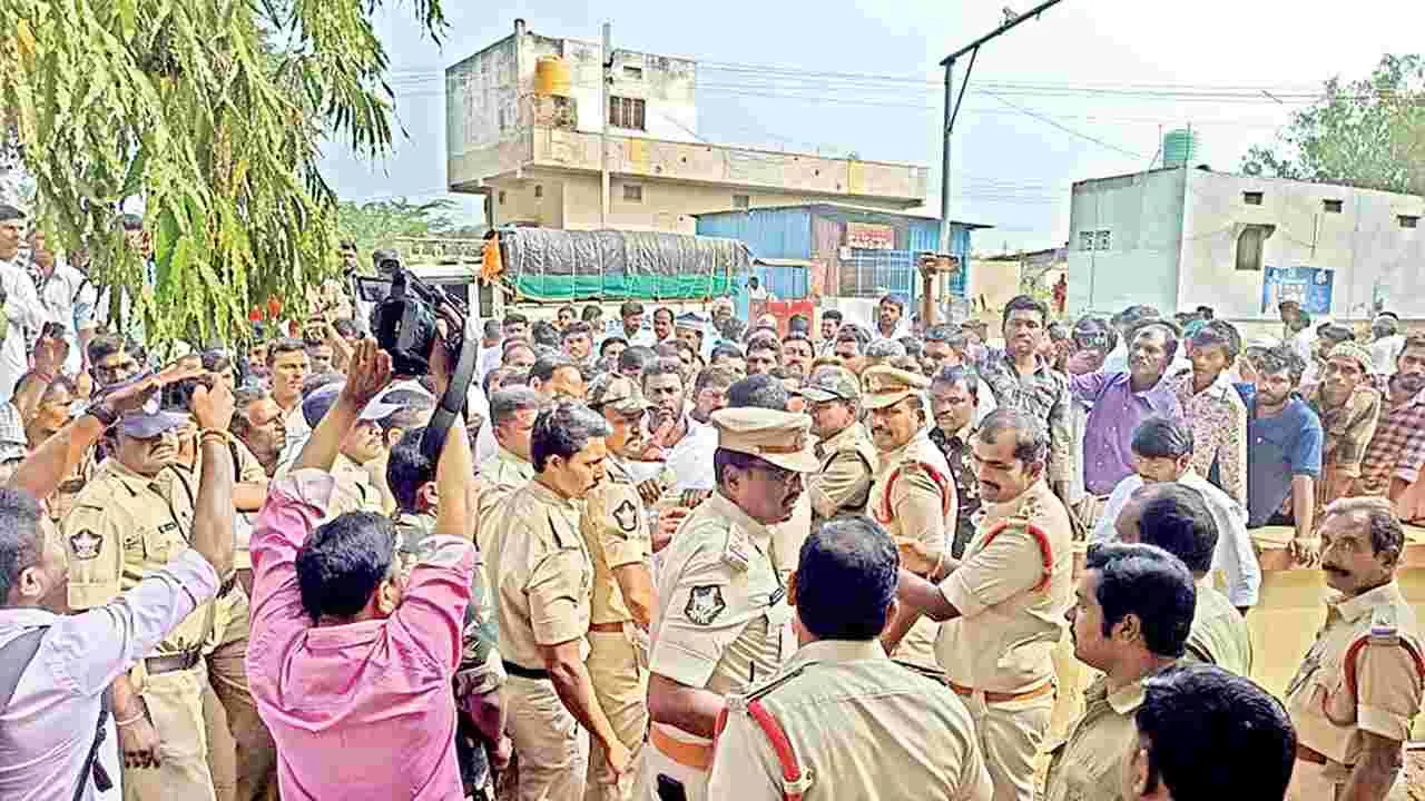 విజయ డెయురీ వద్ద ఉద్రిక్తత
