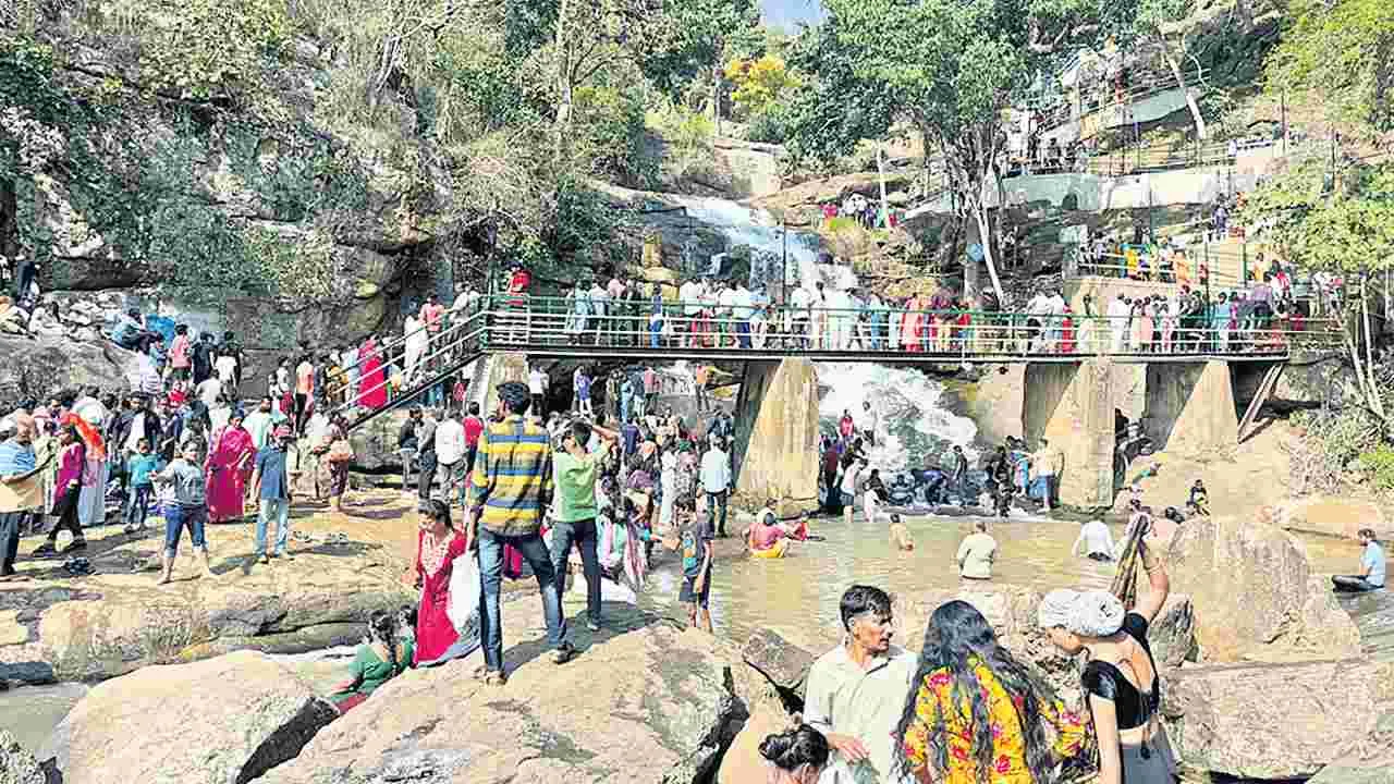 తగ్గని పర్యాటకుల సందడి