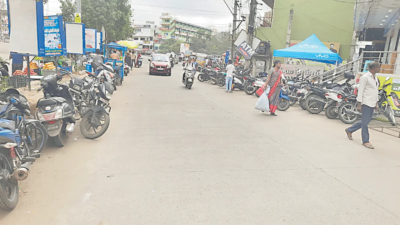 రోడ్డుపైనే వాహనాల పార్కింగ్