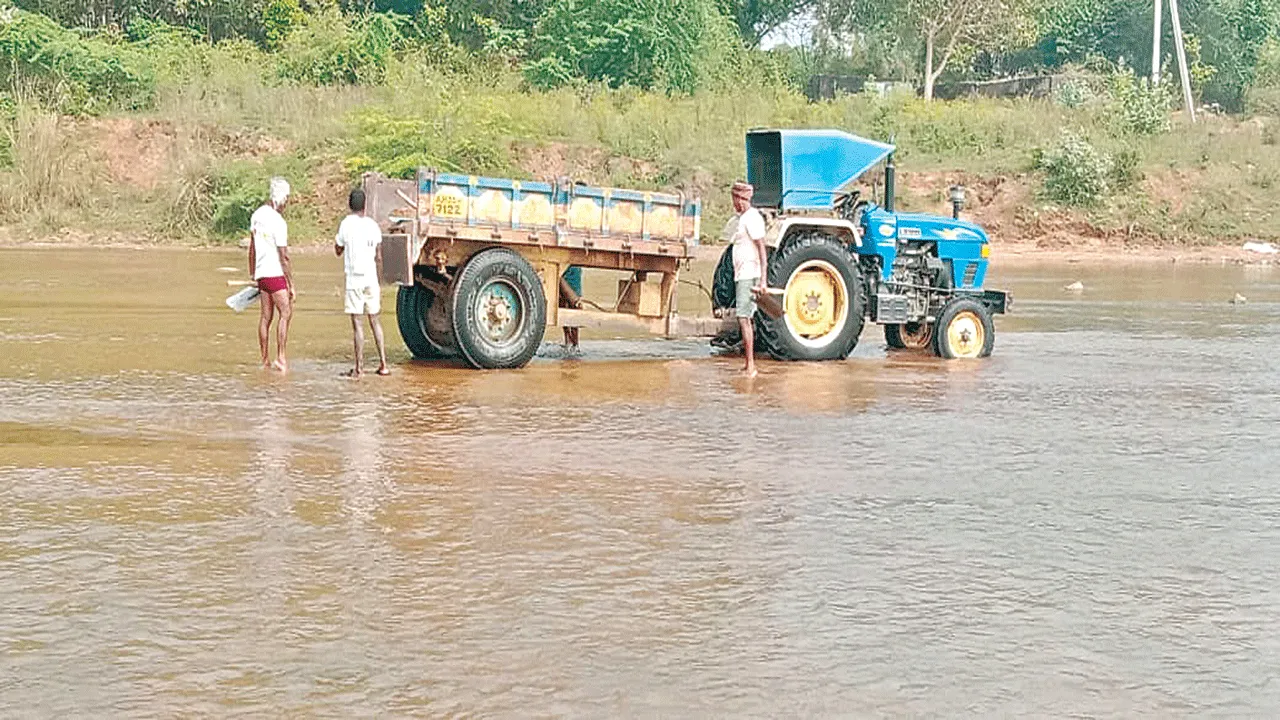digging in river కలిసిపోయి.. తవ్వేస్తున్నారు