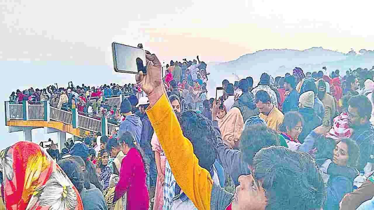 పర్యాటకుల సందడే సందడి