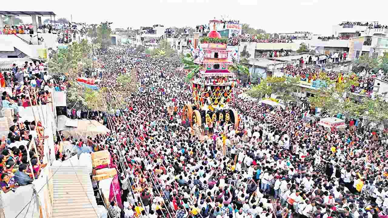 Kurnool: ఘనంగా నీలకంఠేశ్వరుడి రథోత్సవం