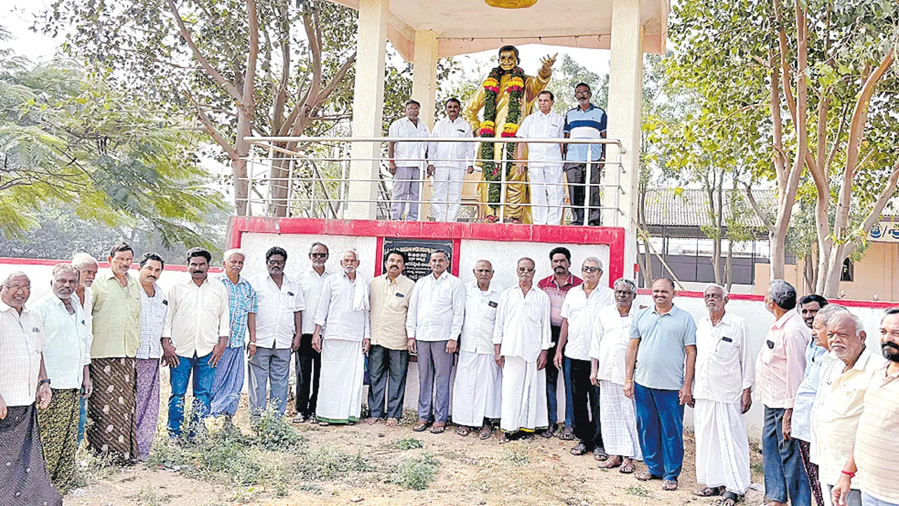 ఎన్టీఆర్ సేవలు చిరస్మరణీయం