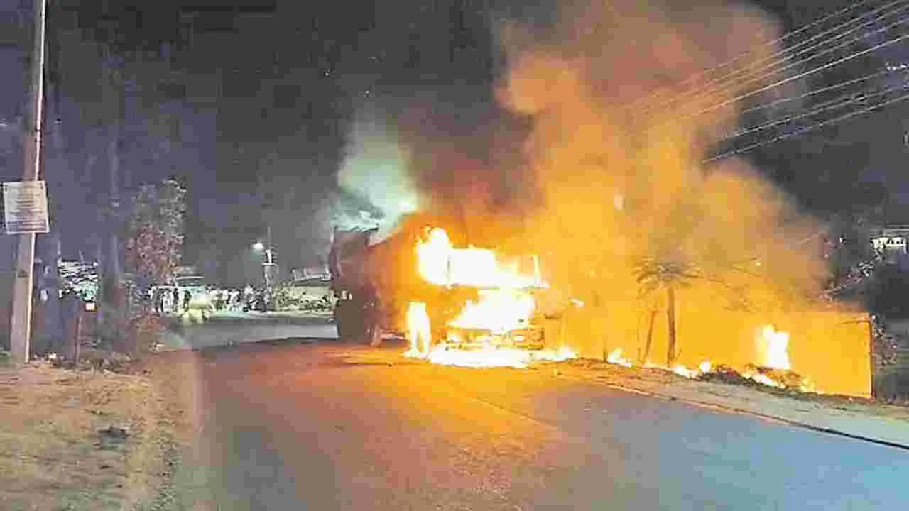 చెత్త తరలిస్తున్న లారీ దగ్ధం