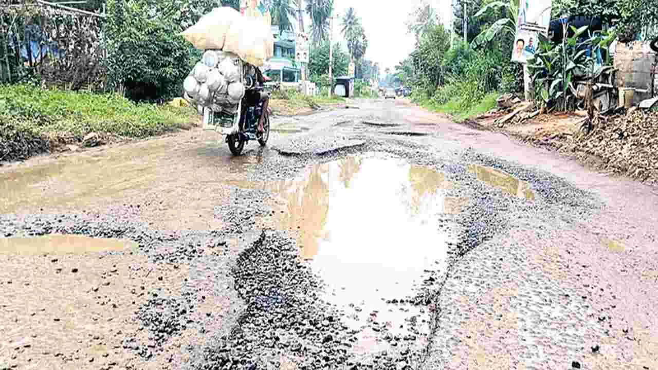 గోతుల పూడ్చివేతపై నిర్లక్ష్యం