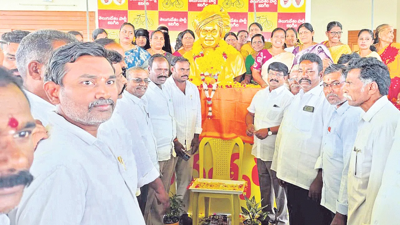 ఆంధ్రుల ఆరాధ్యదైవం ఎన్టీఆర్