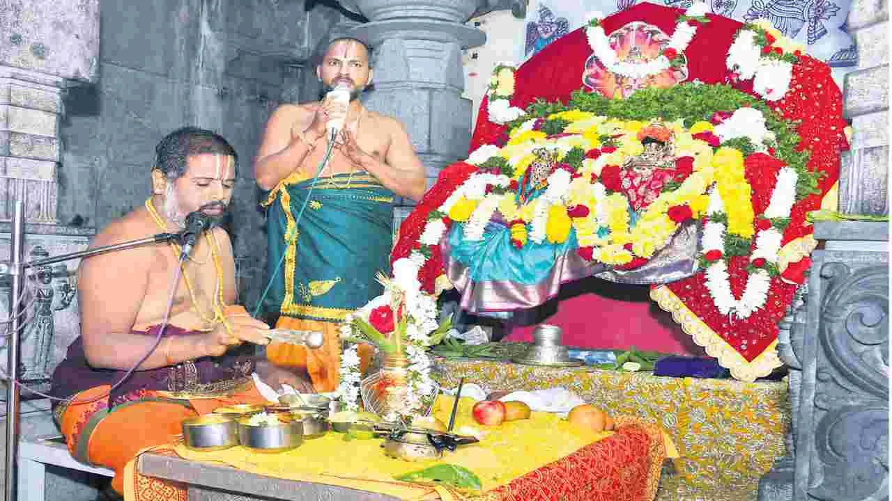 యాదగిరీశుడికి శాస్త్రోక్తంగా నిత్య పూజలు