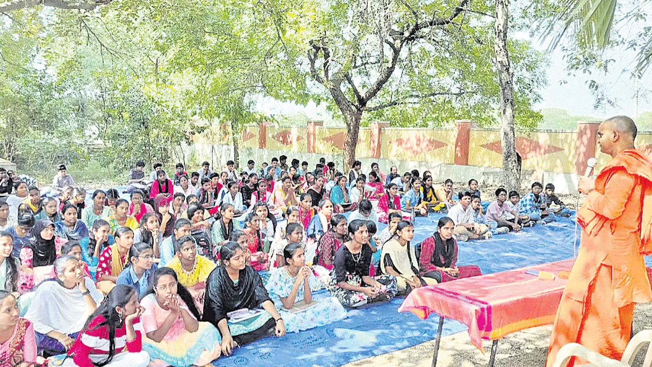 వివేకానందుడిని యువత ఆదర్శంగా తీసుకోవాలి