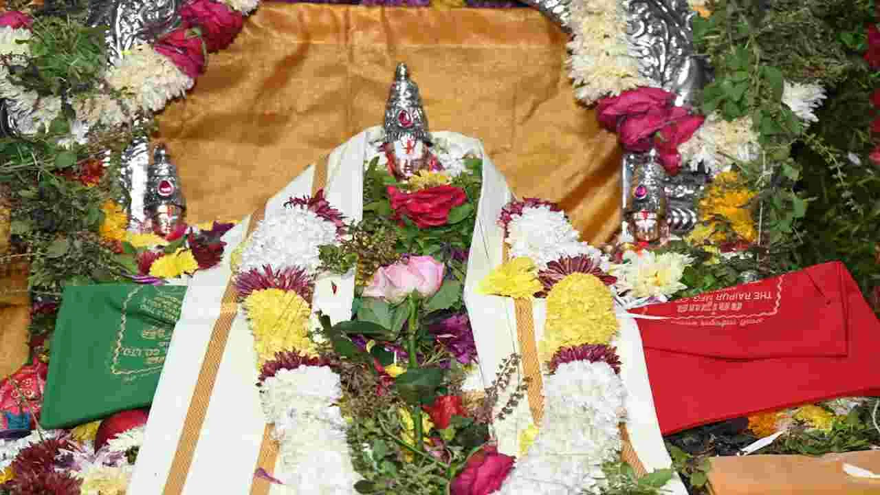 అదిలాబాద్‍లో భక్తులతో కిటకిటలాడుతున్నా వెంకటేశ్వరస్వామి ఆలయాలు