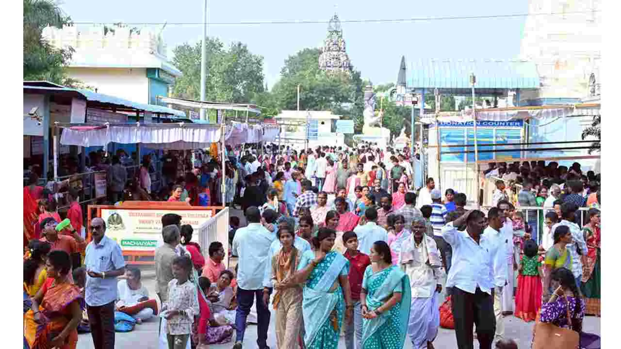 భక్తులతో పోటెత్తిన కాణిపాకం