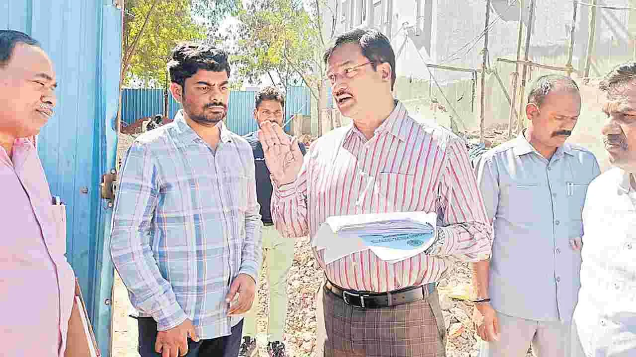 HYDRA: అక్రమ నిర్మాణాన్ని పరిశీలించిన హైడ్రా కమిషనర్‌