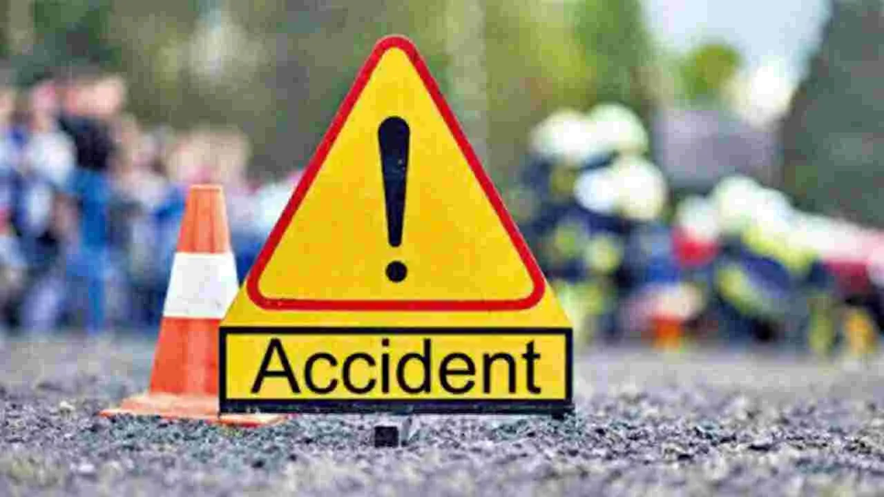 Road Accident: సెలవులకు కొడుకుని ఇంటికి తీసుకొస్తూ.. బైక్ మీద ముగ్గురు.. ఢీకొన్న కారు..