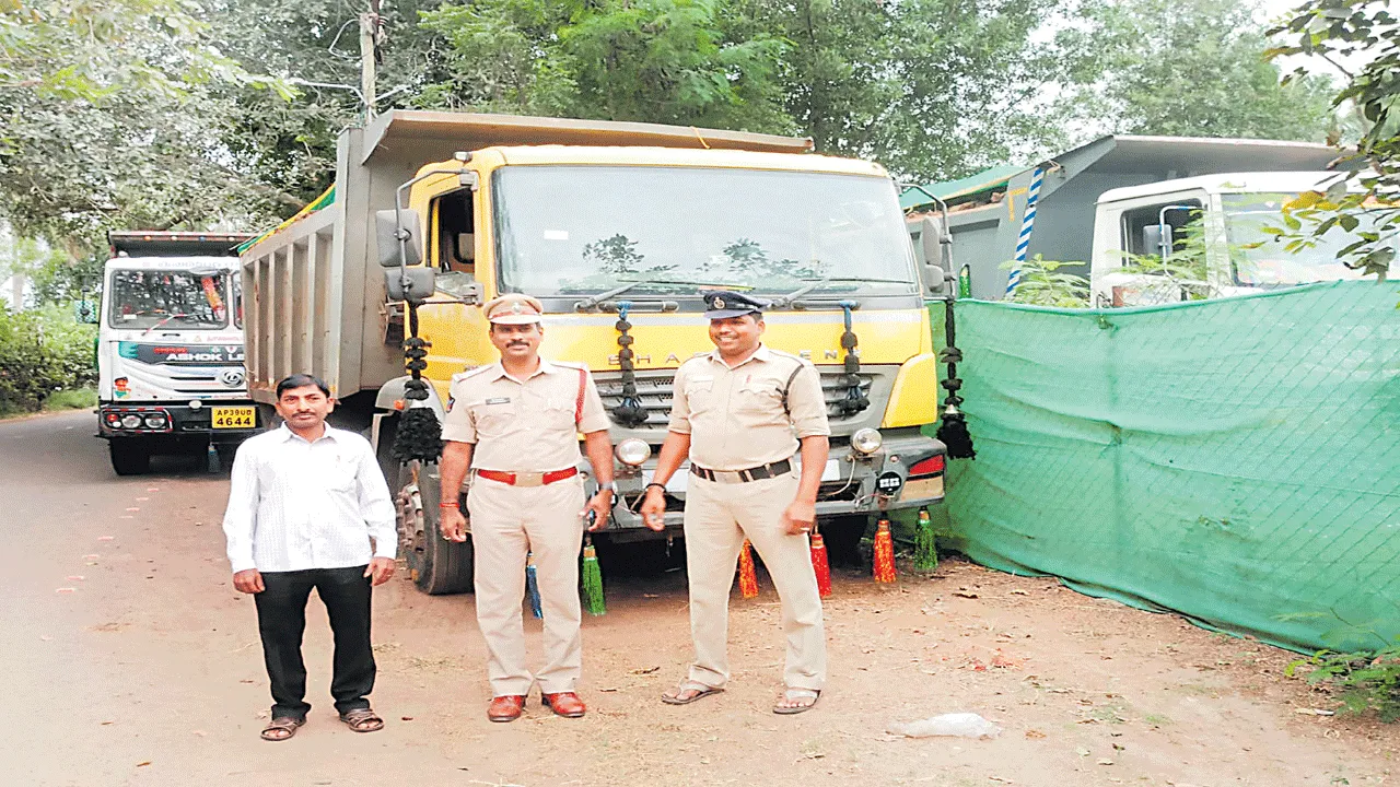 అక్రమంగా మట్టి తరలిస్తున్న 3 లారీలు సీజ్‌