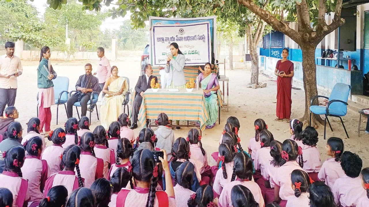 విద్యార్థినులు సమస్యలుంటే చెప్పాలి