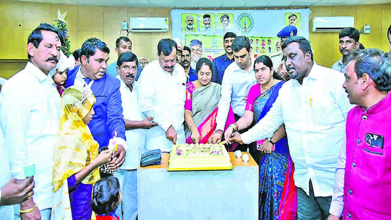 MINISTER SAVITHA: క్రీస్తు బోధనలు మానవాళికి ఆదర్శం