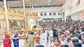      అంగరంగ వైౖభవంగా స్వర్ణ రథోత్సవం