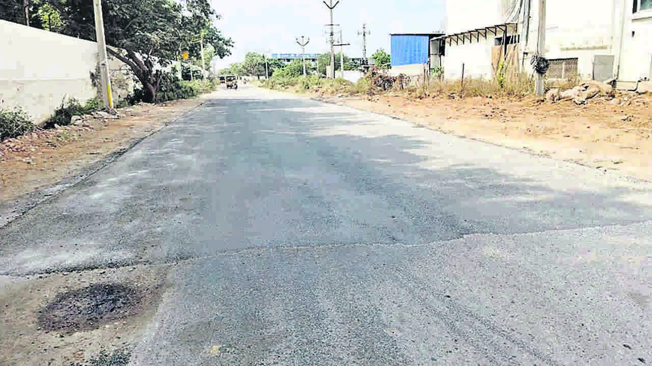 ROADS : ఆ గుంతలతో సంబంధం లేదా..?