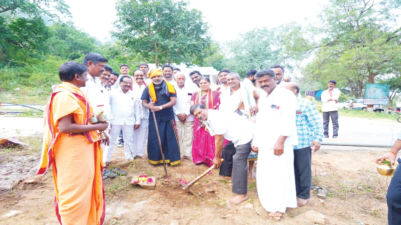 ఉమామహేశ్వరంలో ఎమ్మెల్యే పూజలు