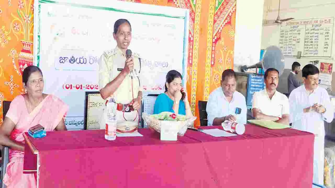 రోడ్డు భద్రతా నియమాలు పాటించాలి