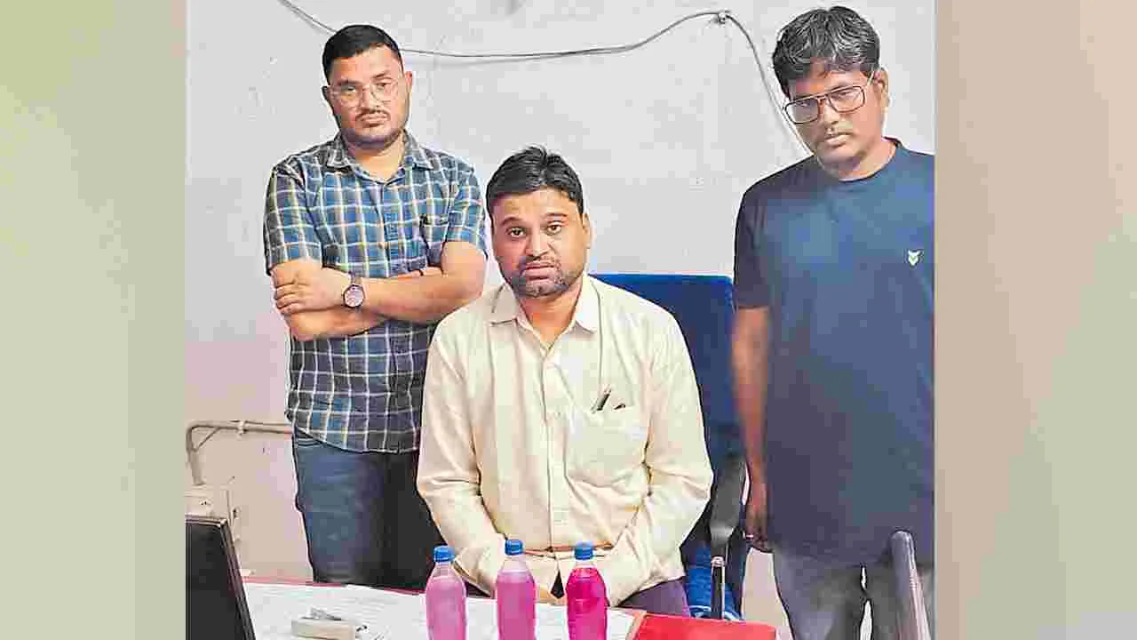 ప్లాట్ మార్ట్గేజ్కు 10 వేలు లంచం డిమాండ్