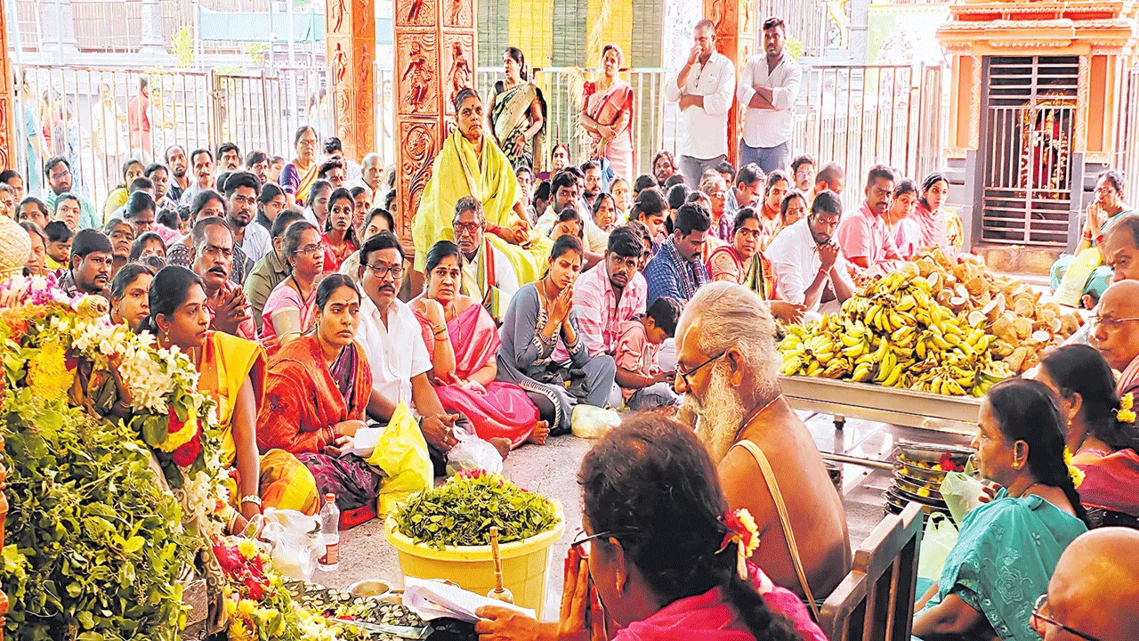 వాడపల్లి ఆలయంలో భక్తుల సందడి