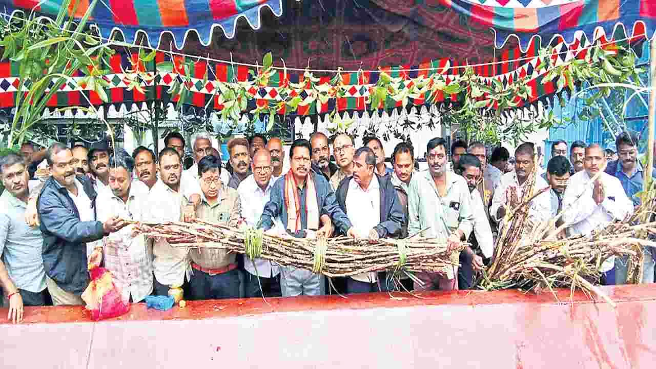 గోవాడ షుగర్స్‌లో క్రషింగ్‌ ప్రారంభం