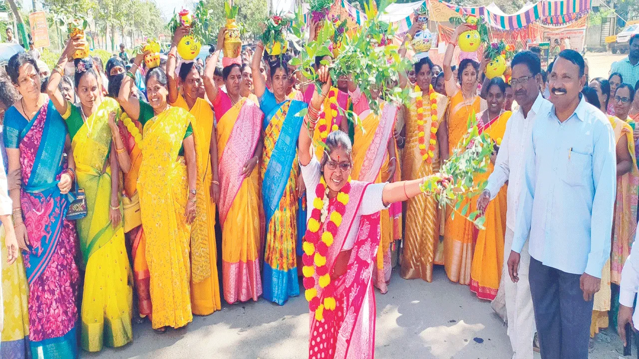 బోనాలతో ఎస్‌ఎస్‌ఏ ఉద్యోగుల నిరసన