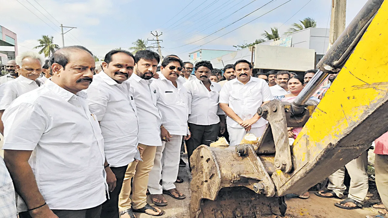 కొత్తూరు-వెదురుమూడి రోడ్డు పనులు ప్రారంభం