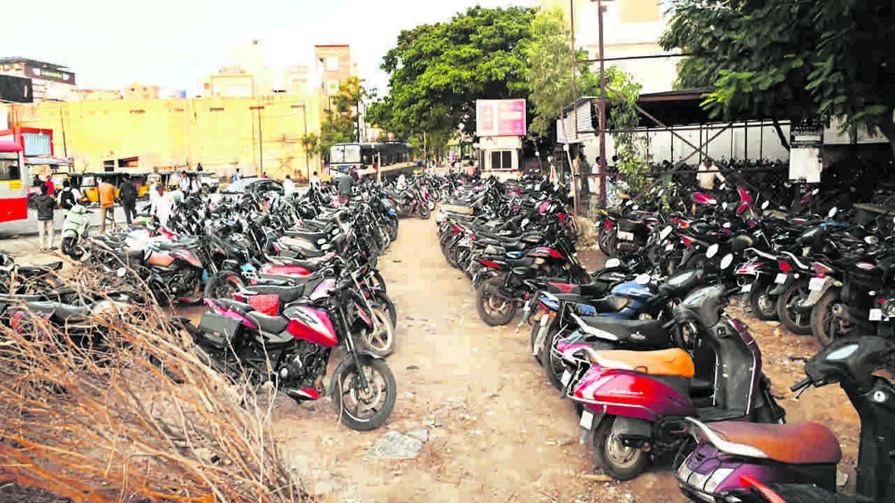 PARKING : ప్రయాణికులకు పార్కింగ్‌ కష్టాలు