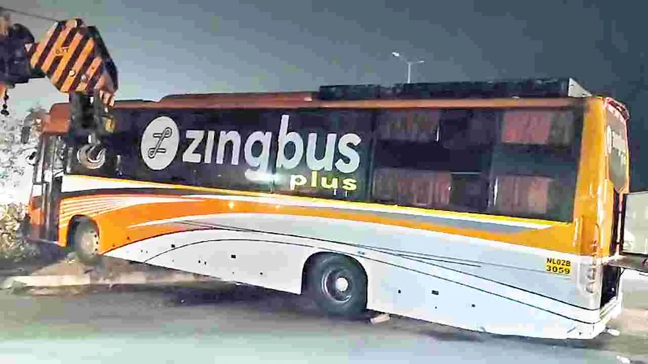 Bus Accident: ఇద్దరిని బలిగొన్న అతివేగం