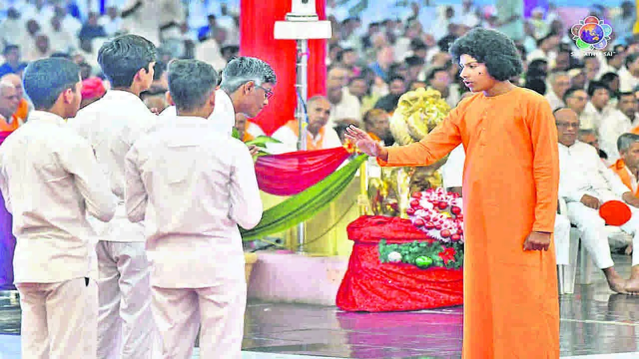 Sri Satya Sai ఆలోచింపజేసిన విద్యతోనే విముక్తి