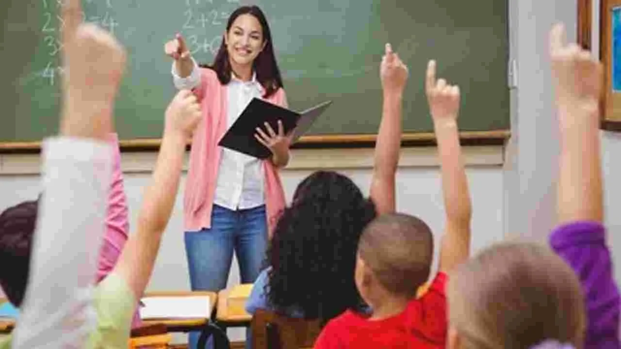 Teachers: టీచర్ల ఫొటోలు ప్రదర్శించాలి 