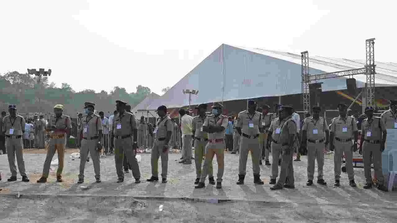 ప్రధాని మోదీ పర్యటన.. జనసంద్రంగా మారిన విశాఖ నగరం..