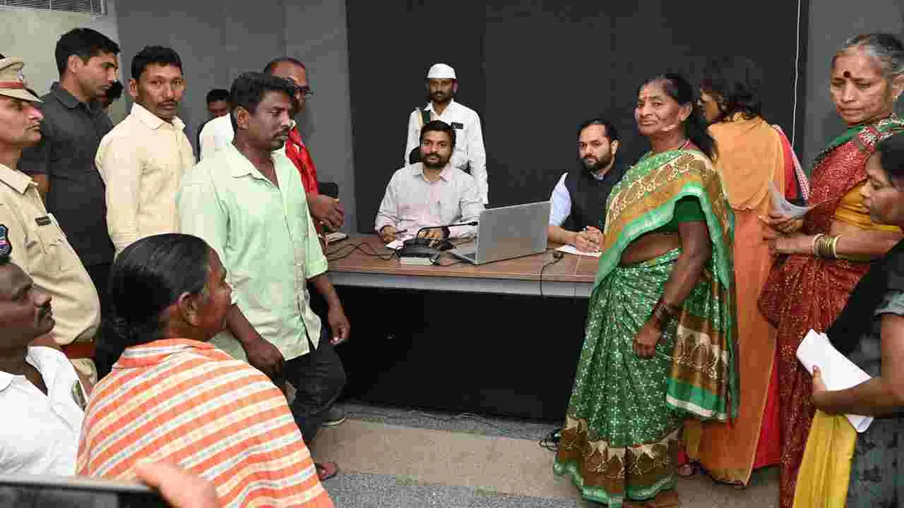 Kumaram Bheem Asifabad : ప్రజావాణి దరఖాస్తుల పరిష్కారంపై ప్రత్యేక దృష్టి: కలెక్టర్
