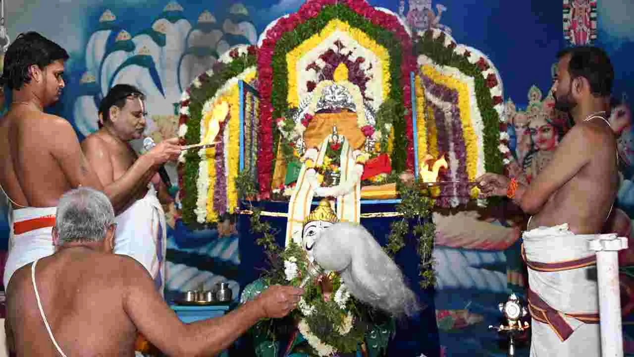 అదిలాబాద్‍లో భక్తులతో కిటకిటలాడుతున్నా వెంకటేశ్వరస్వామి ఆలయాలు