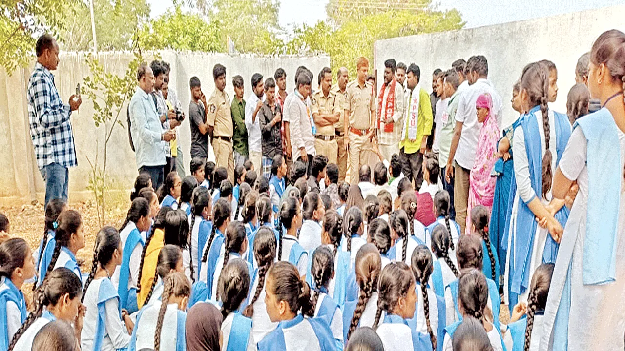 లైబ్రేరియన్‌ను శిక్షించాలి