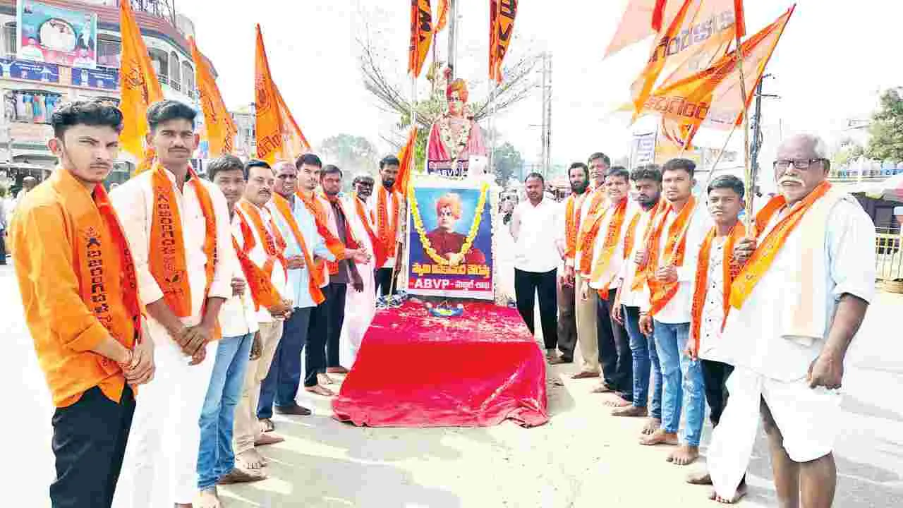 స్వామి వివేకానందను స్ఫూర్తిగా తీసుకోవాలి