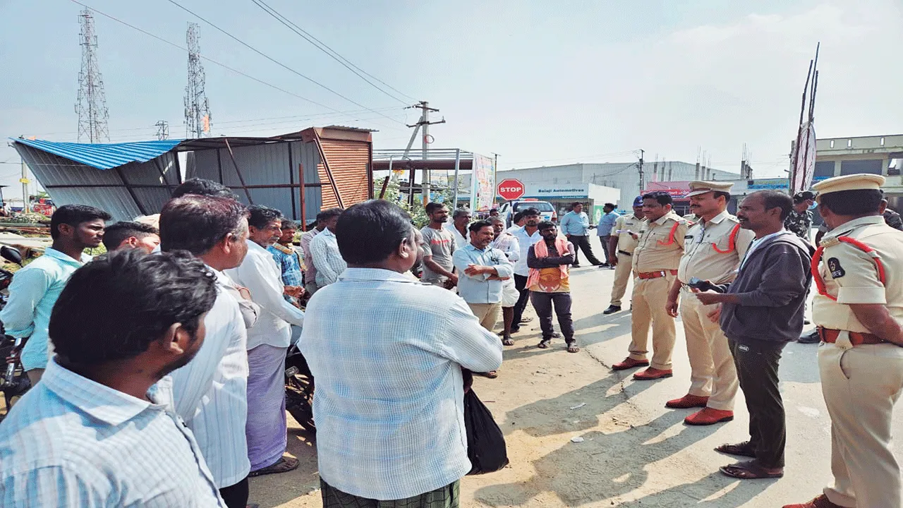 వాహనదారులు నిబంధనలు పాటించాలి