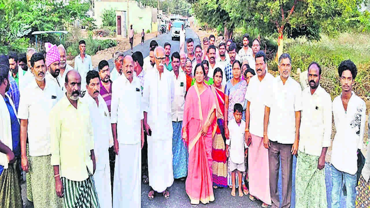 MLA : అధ్వానంగా మారిన రోడ్లకు మోక్షం