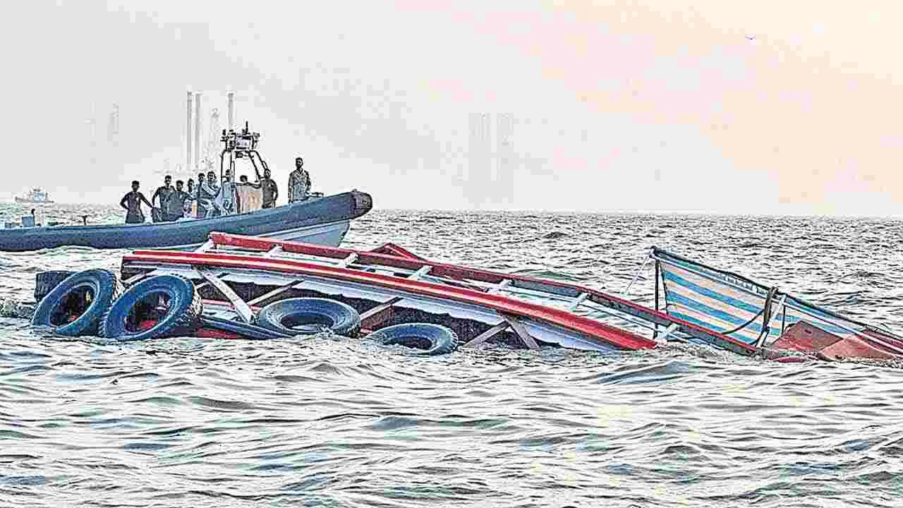 Mumbai Boat Accident : ముంబై సముద్రతీరంలో పడవ ప్రమాదం