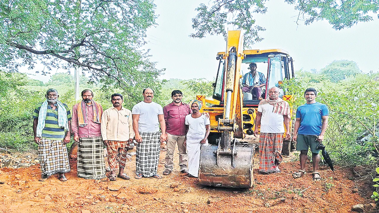 ప్రభుత్వ నిధులతో ఆలయానికి రోడ్డు